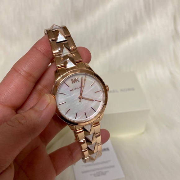 ⛔️SOLD⛔️MICHAEL KORS WATCH - Picture 2 of 8